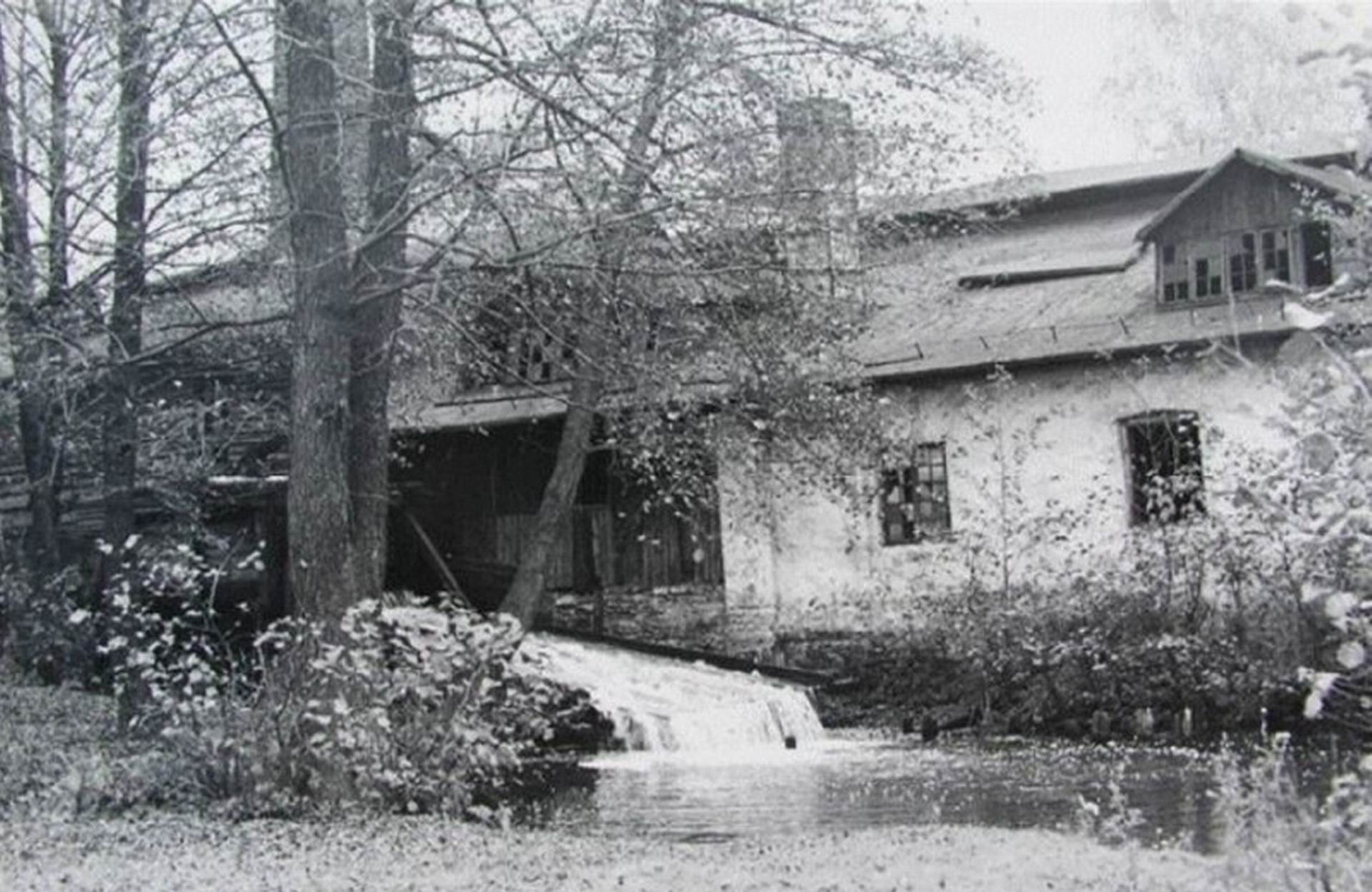 Niszczejący budynek gwoździarni od strony południowej (1970 r.) Źródło: Politechnika Śląska w Katowicach